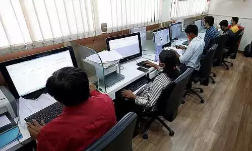 कर्नाटक सरकार की नौकरियों में SC/ST का प्रतिनिधित्व ज़्यादा है: विवाद और नाराज़गी बढ़ी कर्नाटक सरकार की नौकरियों में SC/ST का प्रतिनिधित्व ज़्यादा है: विवाद और नाराज़गी बढ़ी