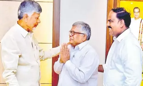Amaravati: सचिवालय अधिकारी की भावुक श्रद्धांजलि से सीएम चंद्रबाबू हुए भावुक