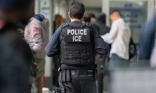 US ICE एजेंट ने मिनियापोलिस में महिला की हत्या की, राजनीतिक विरोध शुरू US ICE एजेंट ने मिनियापोलिस में महिला की हत्या की, राजनीतिक विरोध शुरू