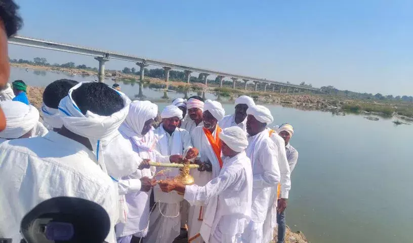 Mancherial: पवित्र जल लेने के बाद केसलापुर लौटते हुए मेसराम Mancherial: पवित्र जल लेने के बाद केसलापुर लौटते हुए मेसराम