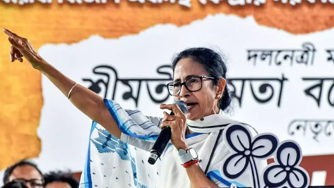 Kolkata: I-PAC पर ED का छापा, ममता बनर्जी प्रतीक जैन के घर पहुंचीं Kolkata: I-PAC पर ED का छापा, ममता बनर्जी प्रतीक जैन के घर पहुंचीं