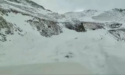 बर्फीले हालात के कारण डक्सुम-सिंथन रोड बंद, मरम्मत का काम जारी बर्फीले हालात के कारण डक्सुम-सिंथन रोड बंद, मरम्मत का काम जारी