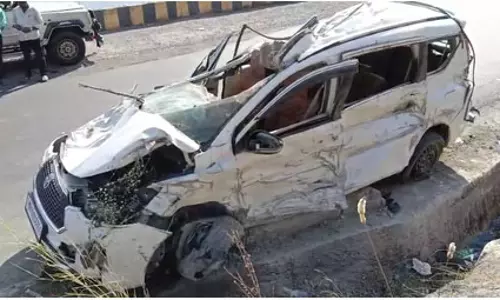 भयानक कार एक्सीडेंट, तीन लोगों की मौत, चार घायल भयानक कार एक्सीडेंट, तीन लोगों की मौत, चार घायल