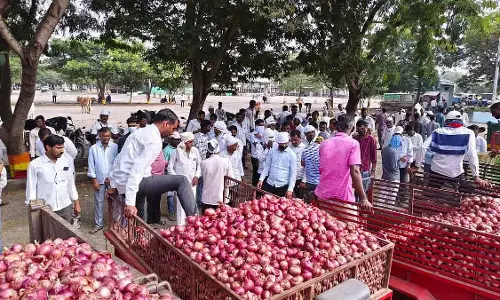 Bangladesh ने भारत से प्याज का इंपोर्ट रोक दिया, जिससे प्याज की कीमतों में भारी गिरावट आई Bangladesh ने भारत से प्याज का इंपोर्ट रोक दिया, जिससे प्याज की कीमतों में भारी गिरावट आई