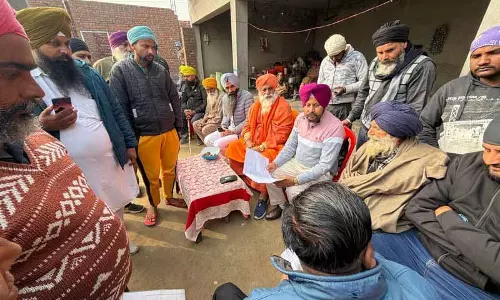 Jalandhar: कार सेवा से बाढ़ग्रस्त मांड में जीवन पटरी पर लौटा Jalandhar: कार सेवा से बाढ़ग्रस्त मांड में जीवन पटरी पर लौटा