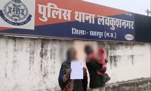 MP : महिला 1 साल के बच्चे को छोड़कर प्रेमी के साथ भागी; कैश और ज्वेलरी भी ले गई MP : महिला 1 साल के बच्चे को छोड़कर प्रेमी के साथ भागी; कैश और ज्वेलरी भी ले गई