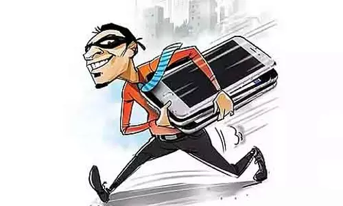 Bhopal : बाइक सवार बदमाशों ने महिला का मोबाइल फोन छीना Bhopal : बाइक सवार बदमाशों ने महिला का मोबाइल फोन छीना