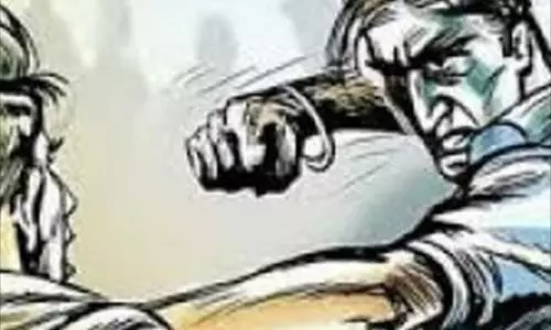 Farrukhabad: दबंगों के हौसले बुलंद, ठेके पर सेल्समैन पर हमला
