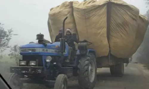 Farrukhabad: सड़क सुरक्षा पर खतरा, कोहरे में ट्रैक्टर ट्रालो नियमविरोधी Farrukhabad: सड़क सुरक्षा पर खतरा, कोहरे में ट्रैक्टर ट्रालो नियमविरोधी