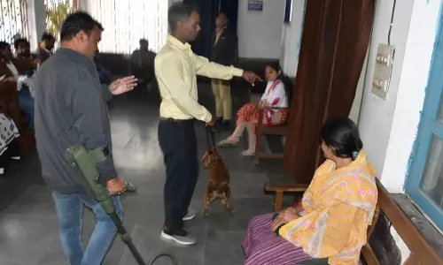 रायपुर कोर्ट को बम निरोधक दस्ते ने कब्जे में लिया रायपुर कोर्ट को बम निरोधक दस्ते ने कब्जे में लिया