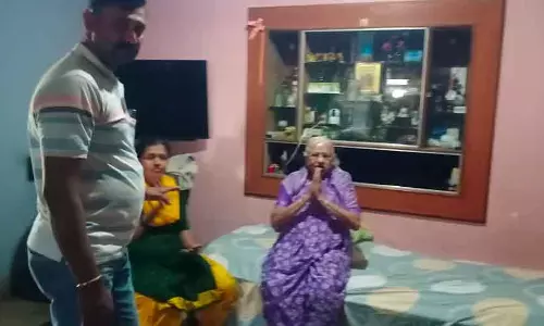 Kunigal : बेटे के घर में चोरी, पुलिस सुरक्षा में बुज़ुर्ग माँ घर लौटी Kunigal : बेटे के घर में चोरी, पुलिस सुरक्षा में बुज़ुर्ग माँ घर लौटी