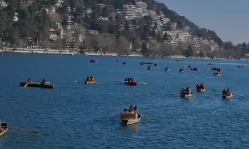 Nainital में पर्यटक तो पहुंचे, लेकिन बर्फबारी न होने से कारोबार पर असर Nainital में पर्यटक तो पहुंचे, लेकिन बर्फबारी न होने से कारोबार पर असर