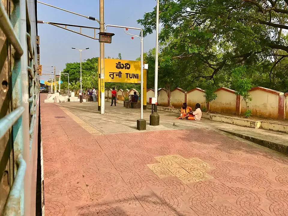 Andhra के तुनी रेलवे स्टेशन पर आग लगी, बुझा दी गई Andhra के तुनी रेलवे स्टेशन पर आग लगी, बुझा दी गई