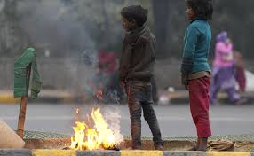 Delhi में पारा 5.8 डिग्री सेल्सियस तक गिरने से ठंड बढ़ गई
