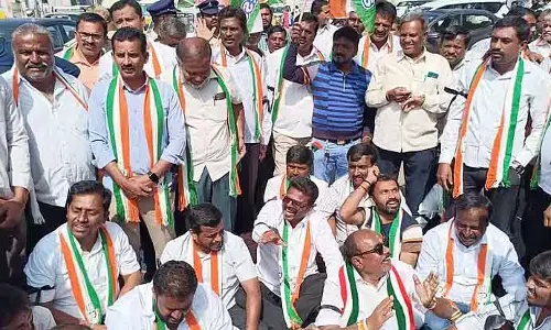 Doddaballapura: कांग्रेस ने शिष्टाचार के कथित उल्लंघन पर विरोध प्रदर्शन किया