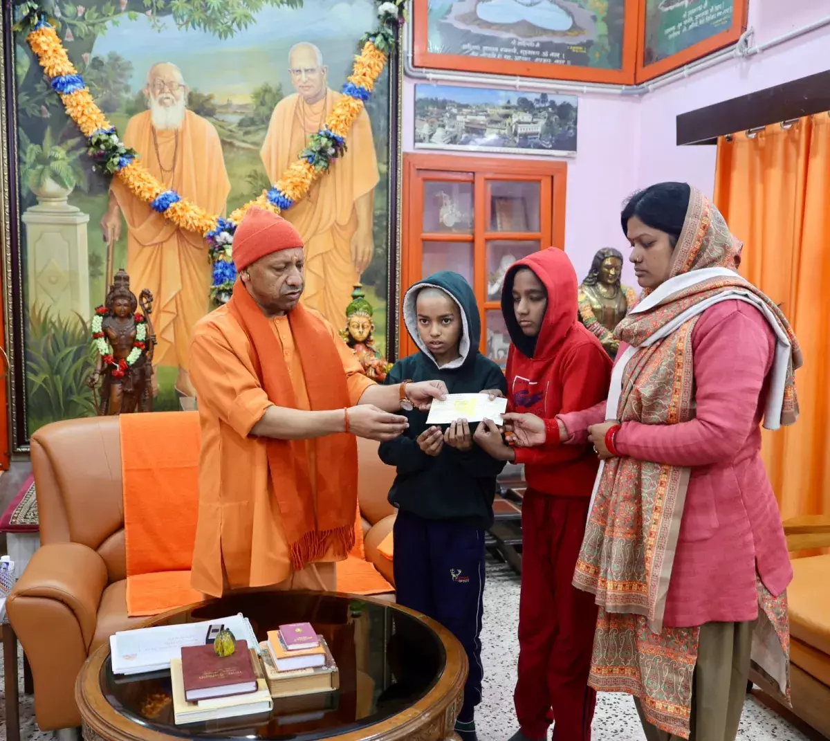 Gorakhpur: मुख्यमंत्री योगी की संवेदनशील पहल, परिवार को मदद Gorakhpur: मुख्यमंत्री योगी की संवेदनशील पहल, परिवार को मदद