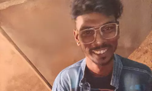 गाल, पेट और हाथ में चाकू मारकर युवक की हत्या गाल, पेट और हाथ में चाकू मारकर युवक की हत्या