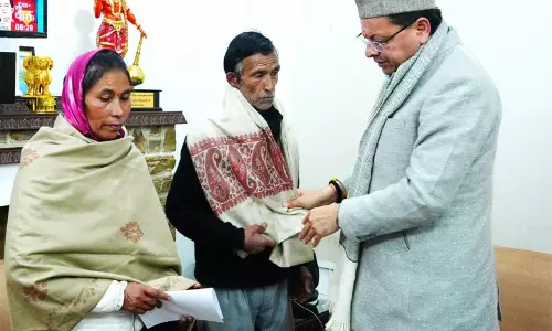अनिक्ता भंडारी मामला: उत्तराखंड CM ने परिवार से मुलाकात, उर्मिला से पूछताछ अनिक्ता भंडारी मामला: उत्तराखंड CM ने परिवार से मुलाकात, उर्मिला से पूछताछ