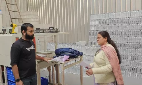 Indore: प्रशासन ने सील की अवैध पानी फैक्ट्री Indore: प्रशासन ने सील की अवैध पानी फैक्ट्री