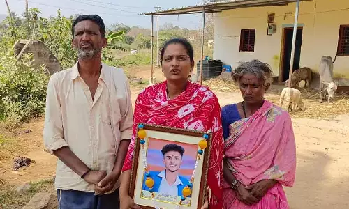 Karnataka : मृतक युवक के परिवार का आरोप, मुआवज़ा देकर रेवन्ना का अपमान किया