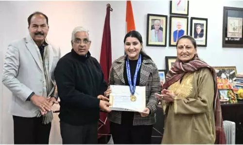 JU के वीसी ने स्पेशल अवॉर्ड सेरेमनी में गोल्ड मेडल दिए JU के वीसी ने स्पेशल अवॉर्ड सेरेमनी में गोल्ड मेडल दिए