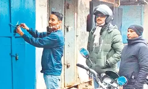 Bareilly: प्रशासन ने 16 संपत्तियों पर लगाई मोहर