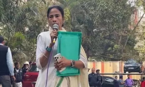 ED ने कोलकाता में I-PAC ऑफिस पर छापा मारा, CM ममता बनर्जी ने कार्रवाई की निंदा की ED ने कोलकाता में I-PAC ऑफिस पर छापा मारा, CM ममता बनर्जी ने कार्रवाई की निंदा की