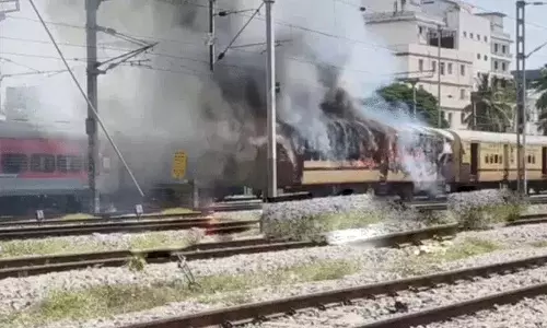 Tirupati Express में बड़ा हादसा बाल-बाल बचा, स्टाफ ने आग बुझाई Tirupati Express में बड़ा हादसा बाल-बाल बचा, स्टाफ ने आग बुझाई
