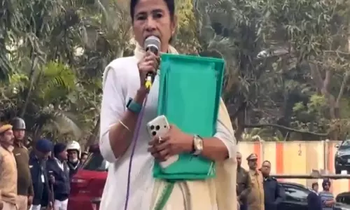कोलकाता में हाई ड्रामा: ममता बनर्जी और ED टकराए, आईपीएसी कार्यालयों की तलाशी कोलकाता में हाई ड्रामा: ममता बनर्जी और ED टकराए, आईपीएसी कार्यालयों की तलाशी