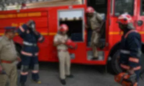 Kerala: फायरफाइटर्स ने कार में फंसे बच्चे को बचाया Kerala: फायरफाइटर्स ने कार में फंसे बच्चे को बचाया