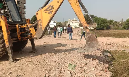मोवा में 7 एकड़ की अवैध प्लाटिंग पर चला JCB
