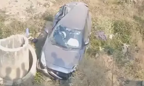 डॉक्टर ने ट्रैफिक से बचने कच्ची रास्ते में दौड़ाई कार, पलटने से घायल डॉक्टर ने ट्रैफिक से बचने कच्ची रास्ते में दौड़ाई कार, पलटने से घायल
