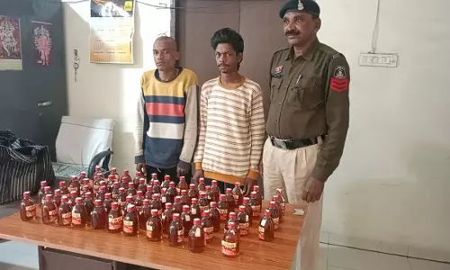 स्कूटी में शराब रखकर बेचने निकले थे, आमानाका में दो गिरफ्तार