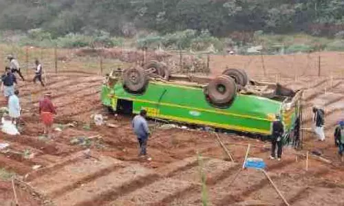 Kerala : मिनीबस पलटने से 30 से ज़्यादा लोग घायल