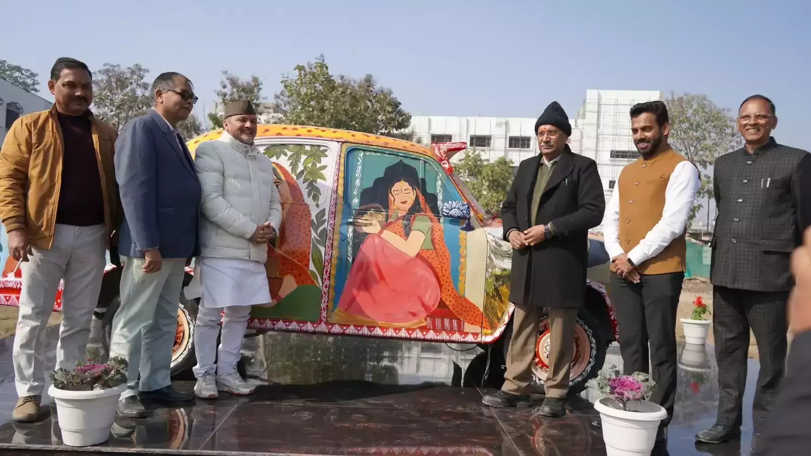 Haldwani: यूओयू की नई पहल, वाहनों पर लोक-कला की छटा Haldwani: यूओयू की नई पहल, वाहनों पर लोक-कला की छटा
