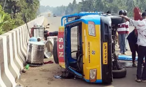 Kerala : पिकअप ट्रक पलटने से युवक घायल