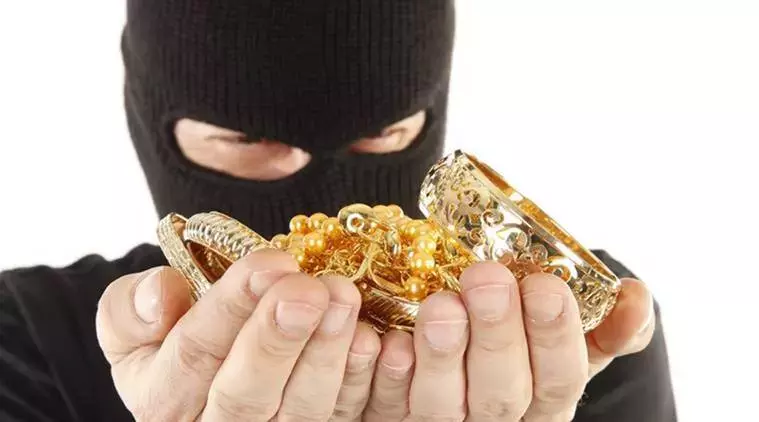 Hyderabad : मंदिर से 40 लाख रुपये के गहने लेकर चोर फरार Hyderabad : मंदिर से 40 लाख रुपये के गहने लेकर चोर फरार