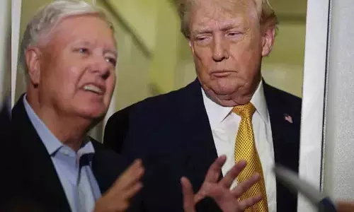 Trump ने रूस के साथ तेल व्यापार के लिए भारत पर 500% टैरिफ लगाने की धमकी देने वाले बिल को मंज़ूरी दी