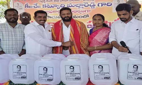 Rajapet Mandal पारुपल्ली के सरपंच ने पानी के कैन बांटने की पहल की तारीफ की Rajapet Mandal पारुपल्ली के सरपंच ने पानी के कैन बांटने की पहल की तारीफ की