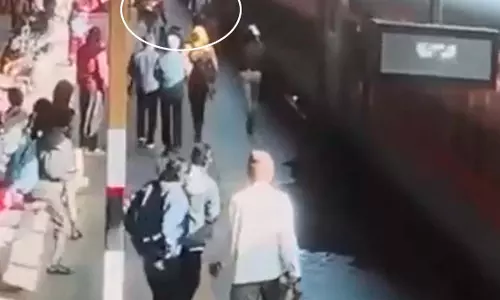 बुजुर्ग महिला के लिए देवदूत बनी RPF की महिला जवान, ऐसे दी नई जिंदगी... बुजुर्ग महिला के लिए देवदूत बनी RPF की महिला जवान, ऐसे दी नई जिंदगी...
