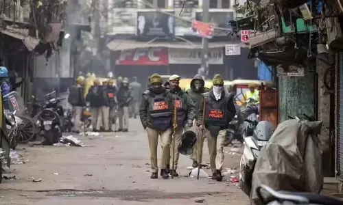तुर्कमान गेट पत्थरबाजी: पांचों आरोपियों की न्यायिक हिरासत 13 दिन के लिए बढ़ाई गई तुर्कमान गेट पत्थरबाजी: पांचों आरोपियों की न्यायिक हिरासत 13 दिन के लिए बढ़ाई गई