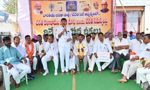 Kasam Venkateshwarlu ने बुनकरों के लिए कर्ज माफी तक विरोध की मांग की