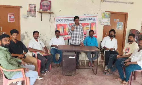 DYFI के अध्यक्ष कोटा रमेश ने नौकरी के वादों को लेकर कांग्रेस सरकार की आलोचना की DYFI के अध्यक्ष कोटा रमेश ने नौकरी के वादों को लेकर कांग्रेस सरकार की आलोचना की