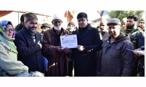 DC Ganderbal ने कंगन में जनसंपर्क कार्यक्रम की अध्यक्षता की