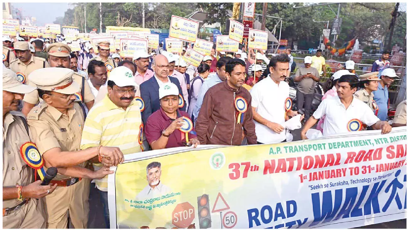Andhra: सड़क सुरक्षा के छोटे-छोटे उपाय जान बचाने में मदद करते हैं