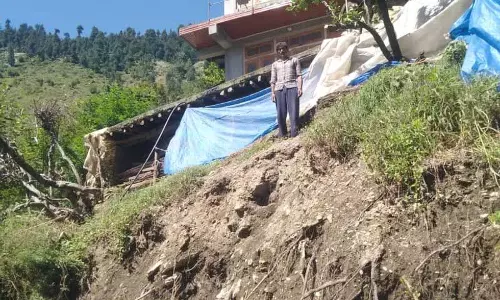 चुराह के Mandoon village के लोग लगातार खतरनाक लैंडस्लाइड के खतरे में रहते हैं