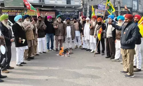 Maduro के पकड़े जाने पर वामपंथी कार्यकर्ताओं और किसानों ने ट्रंप का पुतला जलाया Maduro के पकड़े जाने पर वामपंथी कार्यकर्ताओं और किसानों ने ट्रंप का पुतला जलाया
