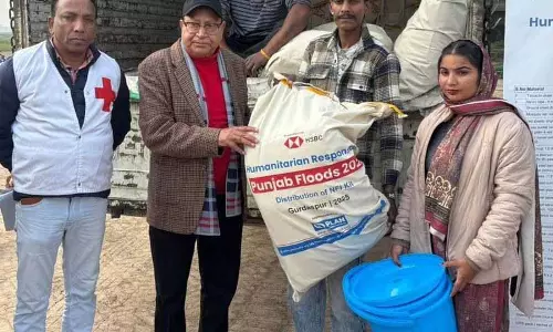 NGO ने गुरदासपुर में बाढ़ प्रभावित गांववालों को किट और टेंट बांटे NGO ने गुरदासपुर में बाढ़ प्रभावित गांववालों को किट और टेंट बांटे
