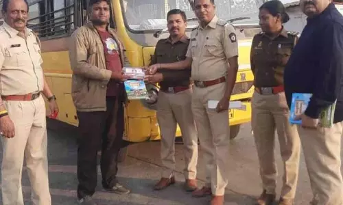 RTO ने दुर्घटनाओं को रोकने के लिए सड़क सुरक्षा अभियान शुरू किया RTO ने दुर्घटनाओं को रोकने के लिए सड़क सुरक्षा अभियान शुरू किया