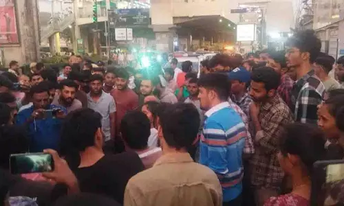 Hyderabad में बेरोज़गारों का विरोध प्रदर्शन, जॉब कैलेंडर को लेकर नारेबाजी Hyderabad में बेरोज़गारों का विरोध प्रदर्शन, जॉब कैलेंडर को लेकर नारेबाजी